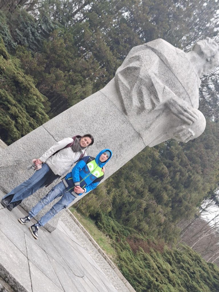 Nauczyciel z uczniem pod pomnikiem