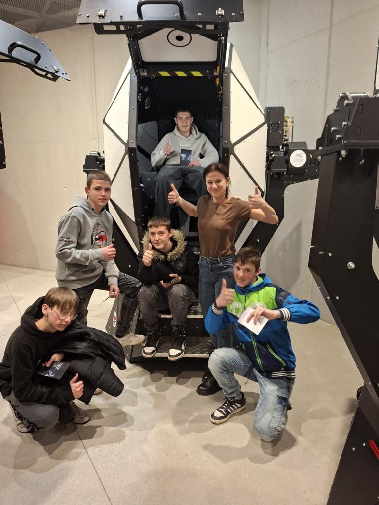 Zdjęcie grupowe przy kapsule kosmicznej