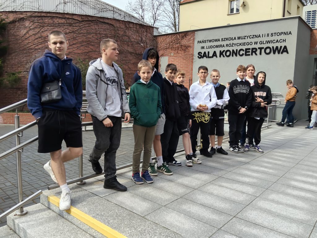 Wychowankowie pozujący przed salą koncertową