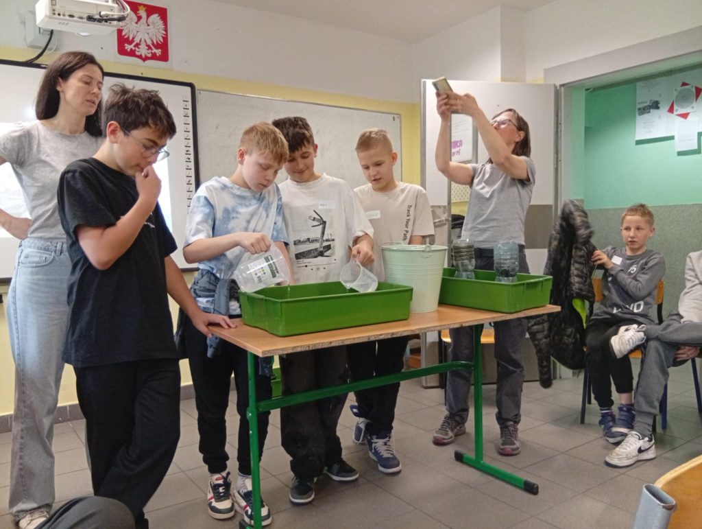 Uczniowie pracujący w klasie