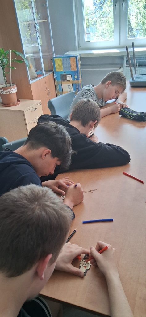 Uczniowie pracujący nad swoimi zakładkami do książek